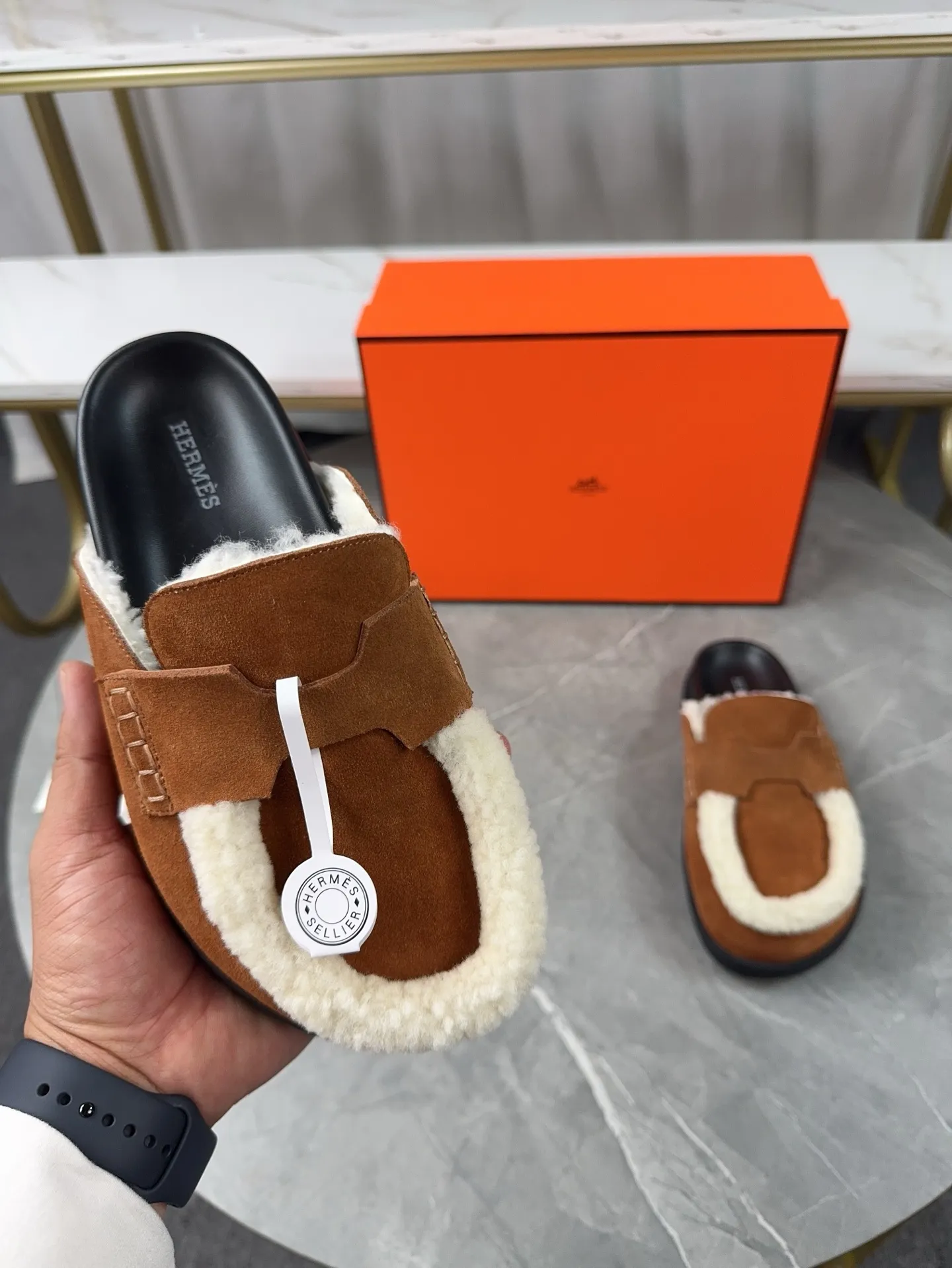 p460🐮🐮HERMES Birkenstock Mules🍬 Spring and summer really need versatile slippers. They have a casual and high-end feel, and the comfort is also great. The large toe design adds a playful feel, and the slip-on design is convenient and practical to wear. 🌷Upper: original high mercerized cow velvet 🌷Inner lining: wool 🌷Outsole: original TPU water platform + rubber film combination 🌷Number of sizes: women's size 35-40 (40-41 -42 is not returnable) men's size: 38-45 (45 is not returnable)